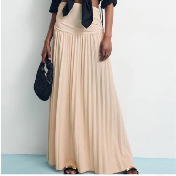 Lioness Dresses & Skirts - Lioness Field of Dreams Maxi Skirt Pleated Ivory Size S NEW